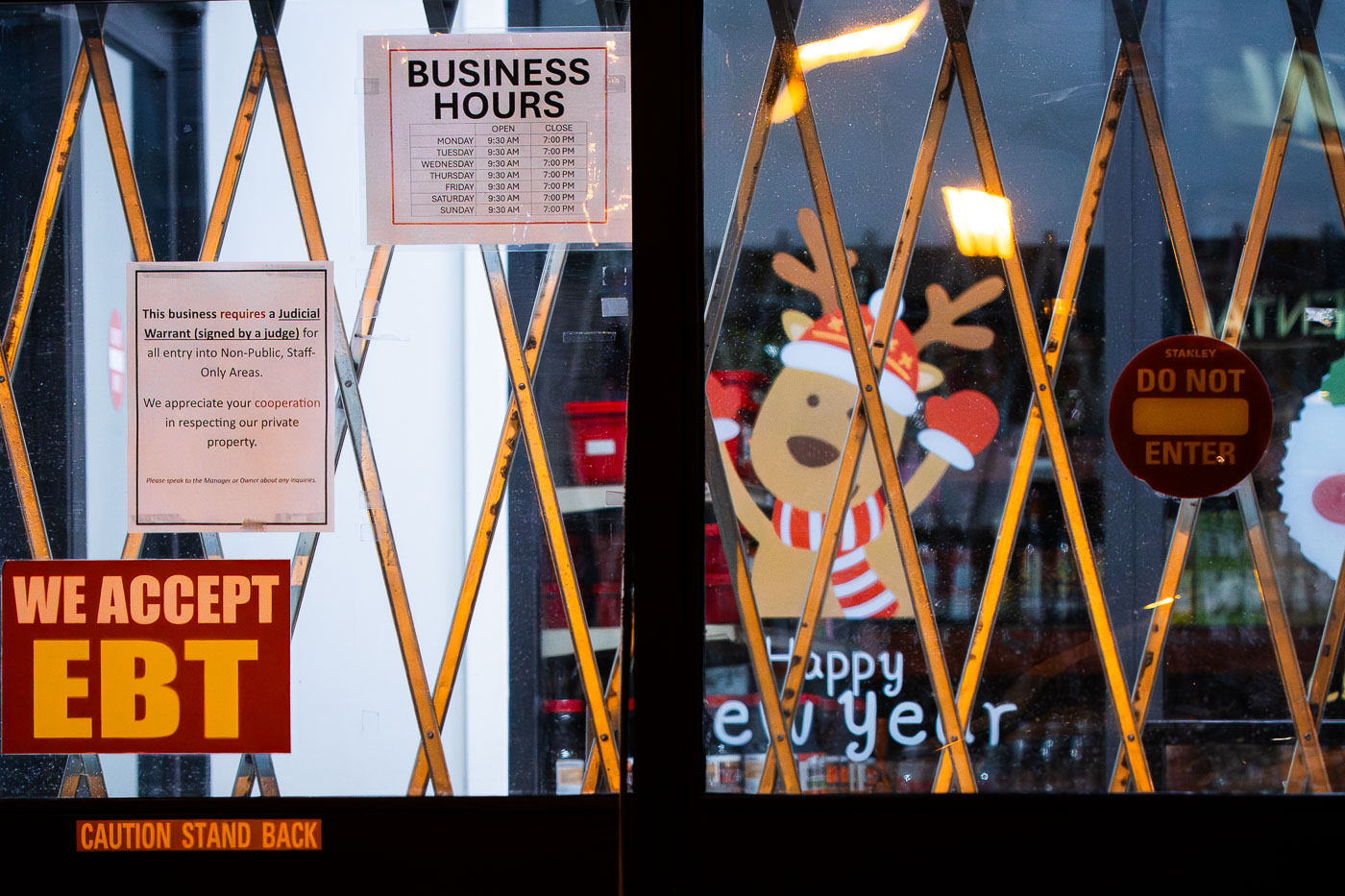 ICE asserts power to forcibly enter homes without judicial warrants in internal memo